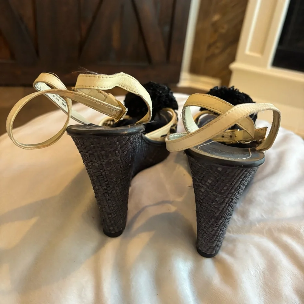 ❗️FINAL❗️Kate Spade Cream and Black Pom Pom Ankle Strap Wedges 9 - Picture 7 of 10